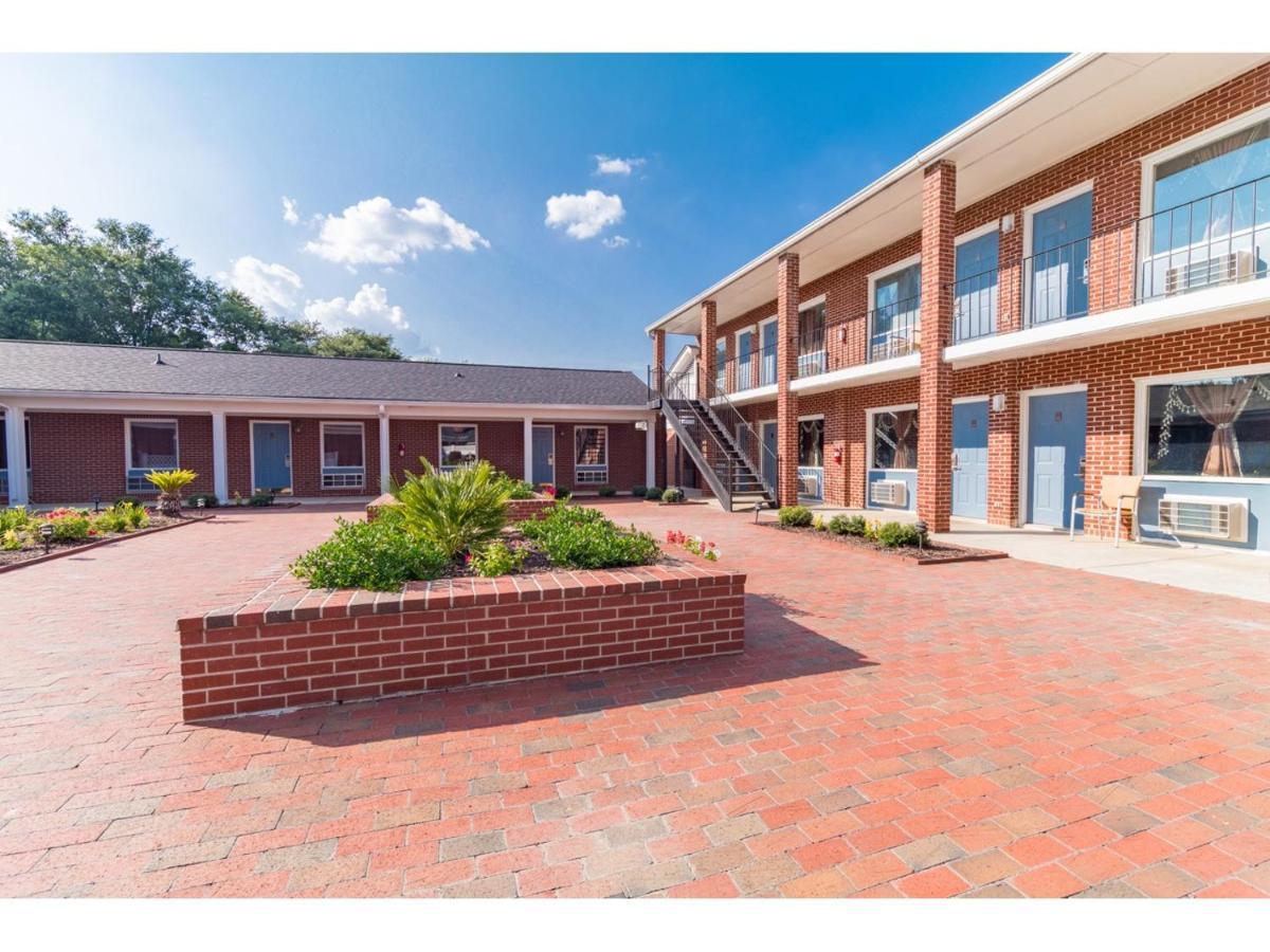 Winton Inn & Suites バーンウェル エクステリア 写真
